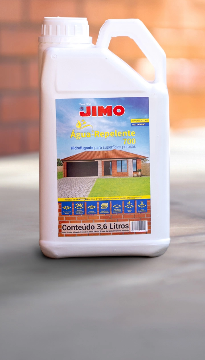O JIMO Água-Repelente é um hidrofugante à base de água, pronto para o uso, desenvolvido para proteger superfícies porosas. ele possui micropartículas que penetram, reagem e aderem fortemente ao substrato, formando uma barreira química que repele e reduz a absorção de água.