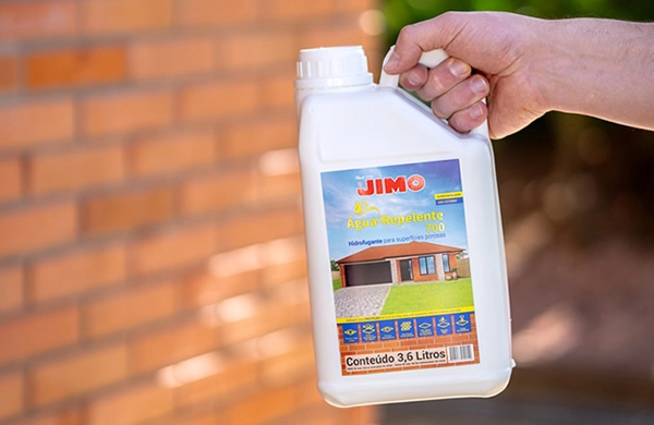 O JIMO Água-Repelente é um hidrofugante à base de água, pronto para o uso, desenvolvido para proteger superfícies porosas. ele possui micropartículas que penetram, reagem e aderem fortemente ao substrato, formando uma barreira química que repele e reduz a absorção de água.
