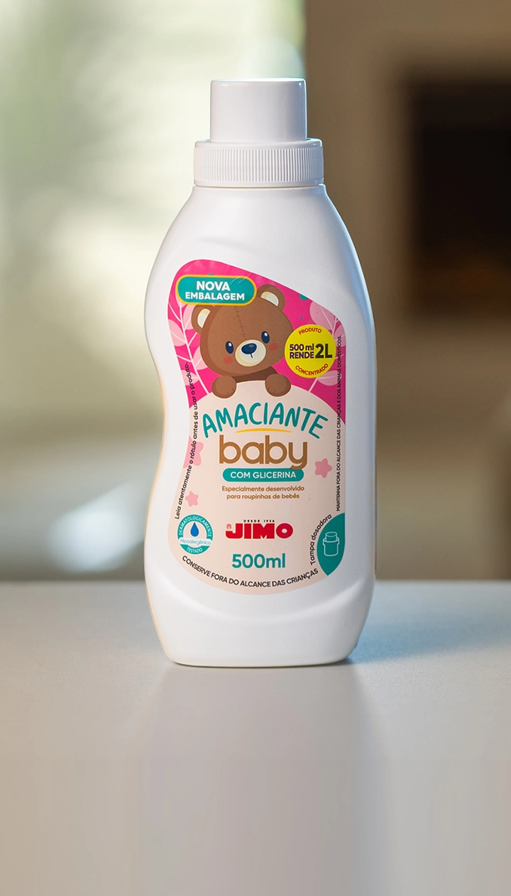 JIMO Amaciante Baby. Para proporcionar mais delicadeza e maciez às roupinhas dos bebês, o JIMO baby conta com uma fórmula hipoalergênica e dermatologicamente testada, com uma fragrância suave, que é menos agressiva para as fibras dos tecidos, oferecendo mais aconchego para os bebês.