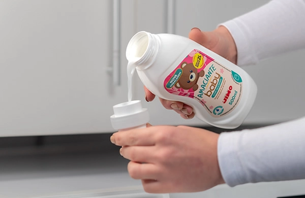 JIMO Amaciante Baby. Para proporcionar mais delicadeza e maciez às roupinhas dos bebês, o JIMO baby conta com uma fórmula hipoalergênica e dermatologicamente testada, com uma fragrância suave, que é menos agressiva para as fibras dos tecidos, oferecendo mais aconchego para os bebês.