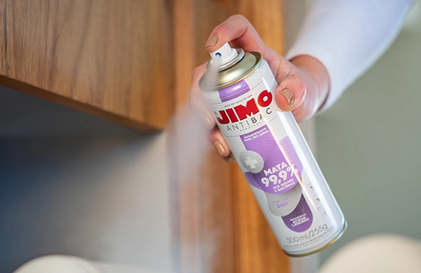 JIMO Antibac aerossol. Um desinfetante em aerossol que, além de limpar diversas superfícies, mata bactérias e fungos, evitando o mofo. sua ação residual ocorre devido à formação de uma película protetora que continua agindo contra bactérias por até 24 horas.