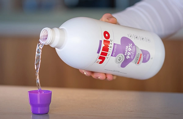 JIMO Antibac Líquido. Superfícies e objetos podem estar contaminados com germes que causam danos à saúde. com o JIMO Antibac Líquido, a limpeza ganha um toque de proteção. ele é um desinfetante que limpa e mata 99% das bactérias, fungos e vírus, e oferece mais segurança para sua família.