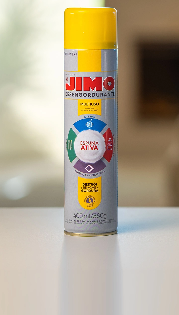 JIMO Desengordurante Aerossol. Detergente concentrado que facilita a limpeza de superfícies engorduradas e não contém soda cáustica. seu princípio ativo age dissolvendo a sujeira e garantindo a limpeza de forma prática.