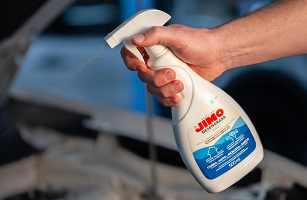 o JIMO Desengraxa foi desenvolvido para dissolver e remover rapidamente sujeiras mais pesadas das superfícies, como graxa, óleo, gordura e fuligem. altamente eficiente na limpeza de peças, máquinas e equipamentos industriais.