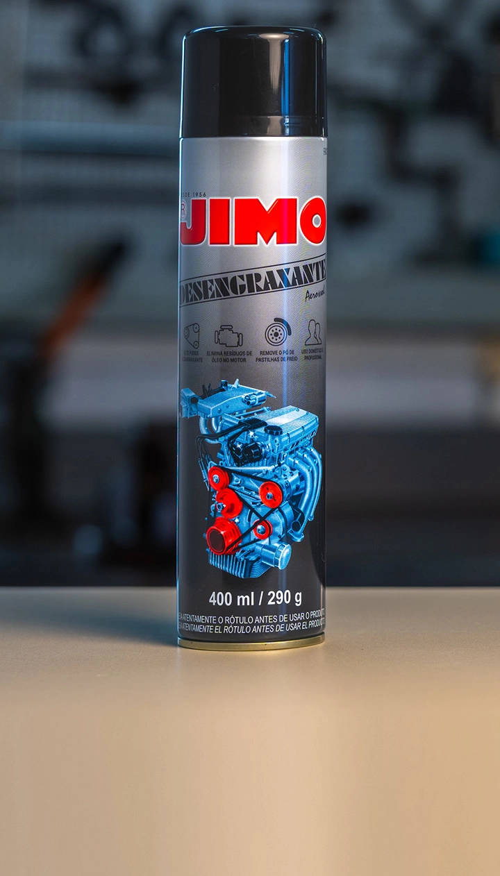 O JIMO Desengraxante Aerossol remove graxa, sujeira, fuligem e óleo das superfícies de motores, motos, bicicletas, pisos, macacões, etc. contém agentes ativos que proporcionam uma limpeza profunda, penetrando em lugares de difícil acesso e removendo depósitos de sujeira.