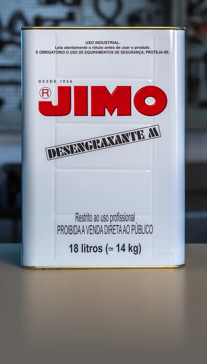 O JIMO Desengraxante remove graxa, sujeira, fuligem e óleo das superfícies de motores, motos, bicicletas, correntes, barcos, pisos, macacões, etc. contém agentes ativos que proporcionam uma limpeza profunda. penetra em lugares de difícil acesso, removendo e dissolvendo a sujeira.