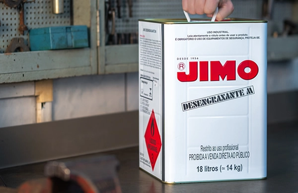 O JIMO Desengraxante remove graxa, sujeira, fuligem e óleo das superfícies de motores, motos, bicicletas, correntes, barcos, pisos, macacões, etc. contém agentes ativos que proporcionam uma limpeza profunda. penetra em lugares de difícil acesso, removendo e dissolvendo a sujeira.