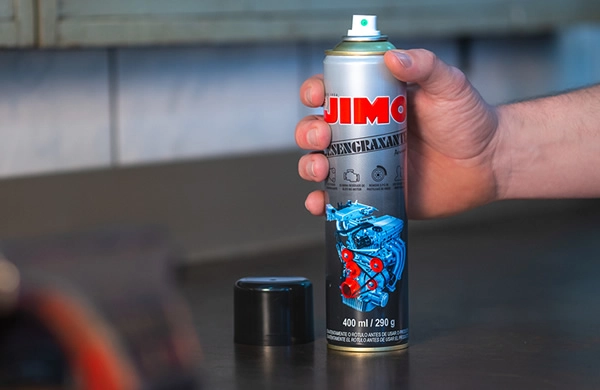 O JIMO Desengraxante Aerossol remove graxa, sujeira, fuligem e óleo das superfícies de motores, motos, bicicletas, pisos, macacões, etc. contém agentes ativos que proporcionam uma limpeza profunda, penetrando em lugares de difícil acesso e removendo depósitos de sujeira.