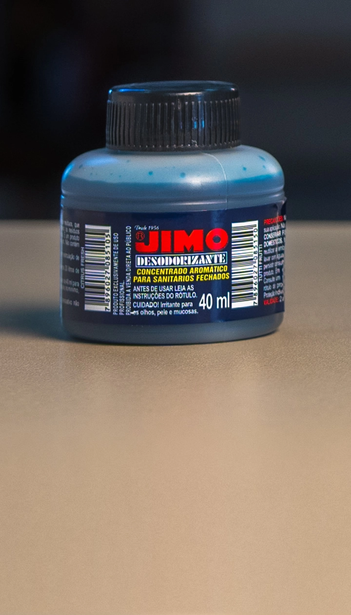 JIMO Desodorizante Sanitário. Produto desenvolvido para aparelhos sanitários com recirculação de resíduos. possui ação antimicrobiana, desodorizando e desagregando resíduos de toaletes ou sistemas coletores de dejetos. é altamente eficaz para sanitários em ônibus, trailers, barcos, aviões, etc. não contém metais pesados