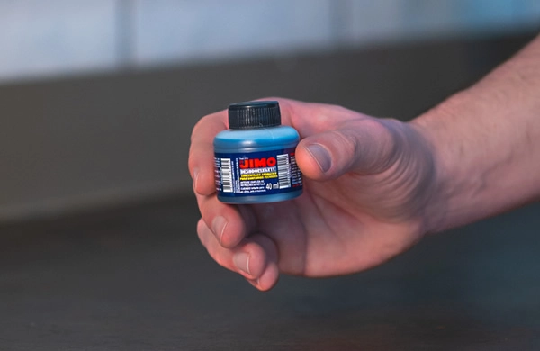 JIMO Desodorizante Sanitário. Produto desenvolvido para aparelhos sanitários com recirculação de resíduos. possui ação antimicrobiana, desodorizando e desagregando resíduos de toaletes ou sistemas coletores de dejetos. é altamente eficaz para sanitários em ônibus, trailers, barcos, aviões, etc. não contém metais pesados