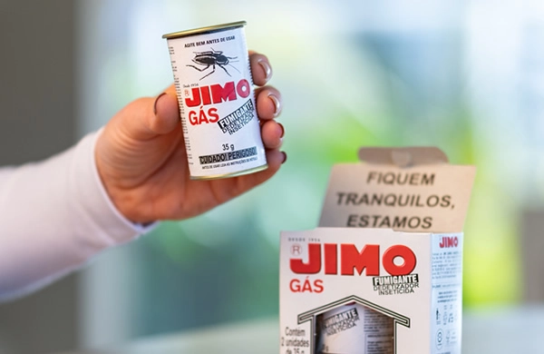 O JIMO Gás Fumigante é ideal para a desinsetização de residências e outros ambientes fechados. sua fórmula é eficaz contra baratas, aranhas, pulgas, moscas, mosquitos, traças, formigas e demais insetos caseiros.