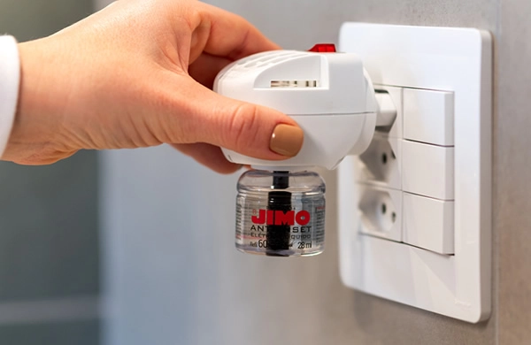 o JIMO Anti-Inset Refil Líquido oferece proteção prolongada contra mosquitos e pernilongos, incluindo aqueles transmissores da dengue. com 60 noites de uso, o refil de 28 ml é compatível com aparelhos elétricos e deve ser utilizado por aproximadamente 8 horas por noite.