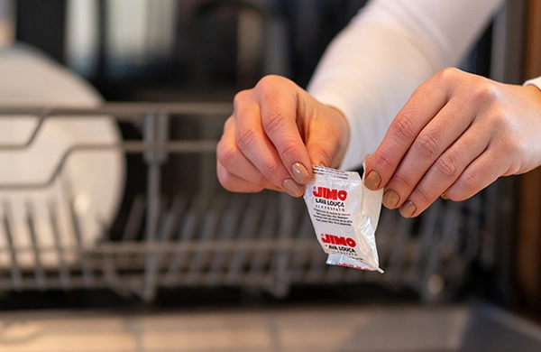 JIMO Lava-Louças Detergente em pastilhas remove sujeiras difíceis, como gorduras, ovo e café. é efervesente, solúvel em água e não deixa resíduos. com alto poder desengordurante, confere brilho às louças e contém tensoativos biodegradáveis, promovendo uma limpeza eficiente e ambientalmente responsável