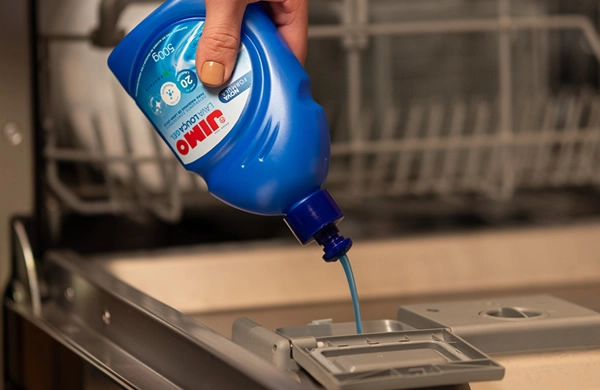 O JIMO Lava-Louça Gel é um detergente concentrado, desenvolvido para ser usado em máquinas lava-louças. sua fórmula exclusiva remove os resíduos mais difíceis, sem agredir, deixando um brilho intenso nas louças, talheres e panelas.