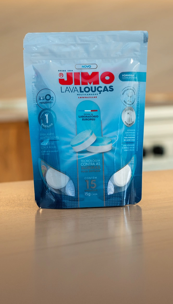 o JIMO Lava-Louças Multicamadas é um detergente concentrado em pastilhas para máquinas de lavar louça, testado em laboratório europeu dentro dos critérios mais rigorosos. as multicamadas servem para separar alguns ingredientes, potencializando o processo de limpeza e proteção das louças.