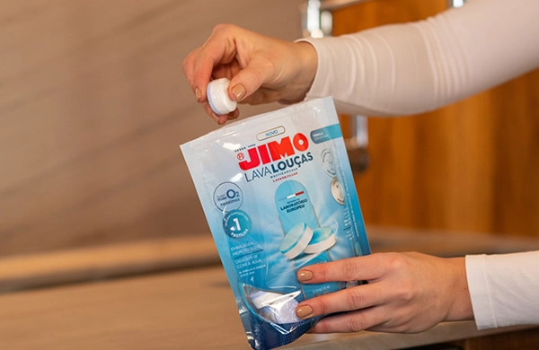 o JIMO Lava-Louças Multicamadas é um detergente concentrado em pastilhas para máquinas de lavar louça, testado em laboratório europeu dentro dos critérios mais rigorosos. as multicamadas servem para separar alguns ingredientes, potencializando o processo de limpeza e proteção das louças.