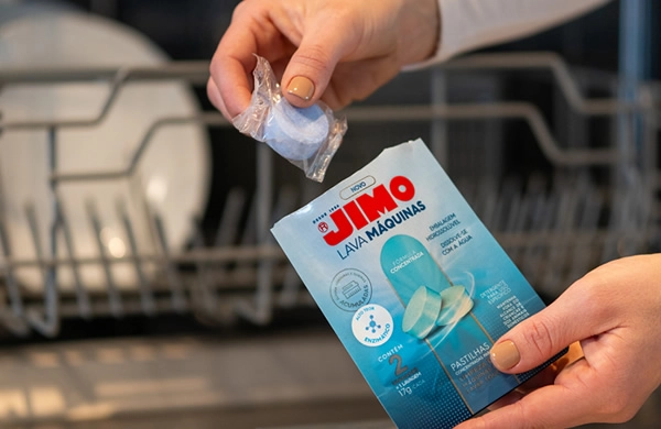 JIMO Lava-Máquinas é um produto desenvolvido especialmente para a limpeza interna de máquinas de lavar louças. as pastilhas concentradas e enzimáticas eliminam resíduos de gordura acumulados, deixando a máquina livre de odores desagradáveis e com uma fragrância cítrica.