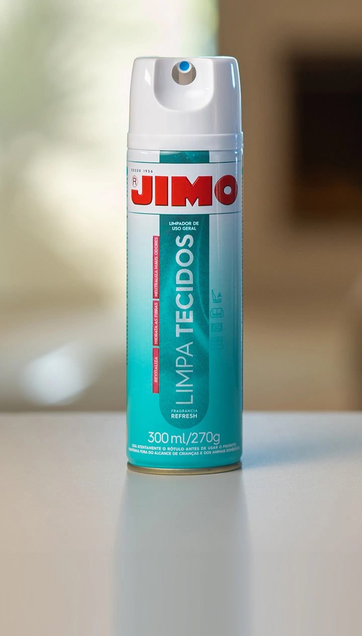 JIMO Limpa Tecidos foi desenvolvido para uma limpeza leve, hidratando e revitalizando as fibras dos tecidos de forma prática. com uma fragrância confortável e sofisticada, o produto possui aditivos com poder de neutralizar moléculas causadoras dos maus odores de animais domésticos e urina.