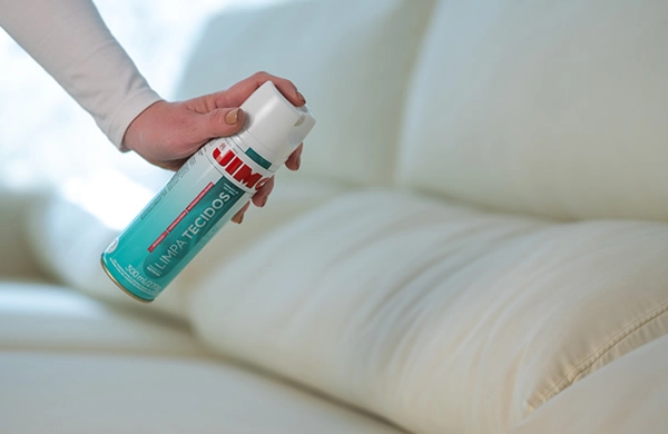 JIMO Limpa Tecidos foi desenvolvido para uma limpeza leve, hidratando e revitalizando as fibras dos tecidos de forma prática. com uma fragrância confortável e sofisticada, o produto possui aditivos com poder de neutralizar moléculas causadoras dos maus odores de animais domésticos e urina.