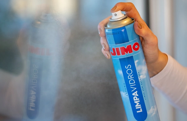 O JIMO Limpa-Vidros remove a sujeira de diversas superfícies, como vidros, acrílicos e cristais. é perfeito para limpar espelhos, janelas, vitrines e para-brisas.
