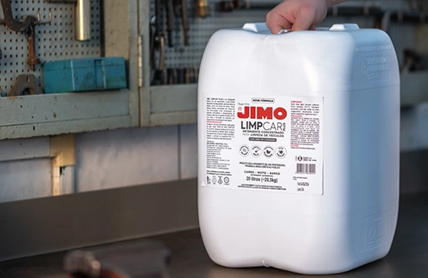 JIMO Limpcar Plus é um detergente neutro desenvolvido para a lavagem de veículos pesados e de passeio. com tensoativo biodegradável e agentes desagregantes de sujeiras, ele garante uma limpeza eficaz tanto na lataria quanto nos vidros.