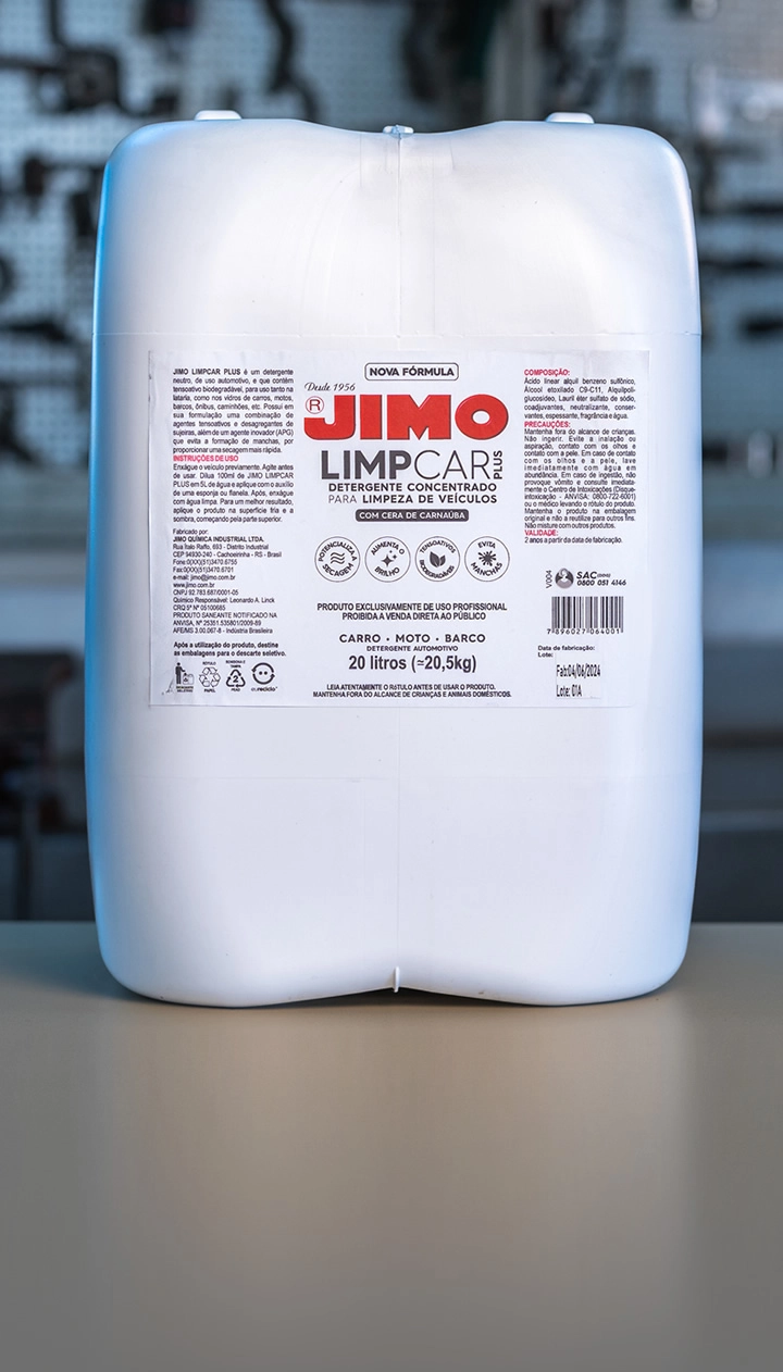 JIMO Limpcar Plus é um detergente neutro desenvolvido para a lavagem de veículos pesados e de passeio. com tensoativo biodegradável e agentes desagregantes de sujeiras, ele garante uma limpeza eficaz tanto na lataria quanto nos vidros.