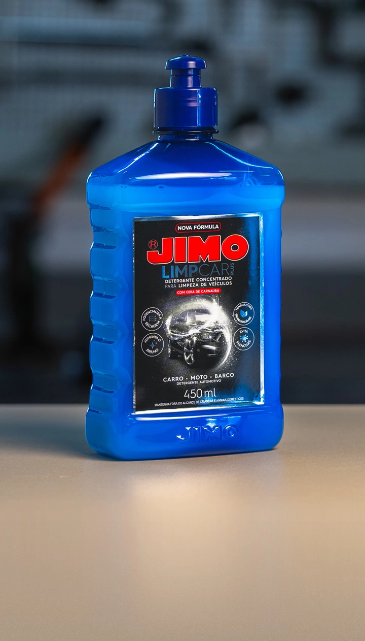 JIMO Limpcar Plus é um detergente neutro automotivo que possui tensoativo biodegradável, ideal para limpeza de lataria e vidros de veículos. ele evita a formação de manchas, proporcionando uma secagem mais rápida e uniforme. indicado para carros, motos, ônibus, caminhões, entre outros.