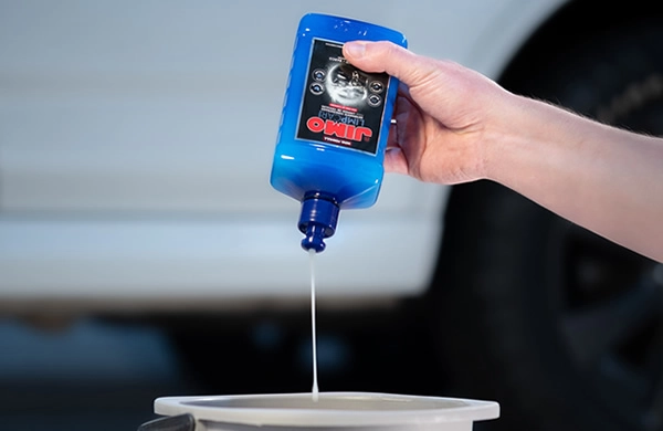 JIMO Limpcar Plus é um detergente neutro automotivo que possui tensoativo biodegradável, ideal para limpeza de lataria e vidros de veículos. ele evita a formação de manchas, proporcionando uma secagem mais rápida e uniforme. indicado para carros, motos, ônibus, caminhões, entre outros.