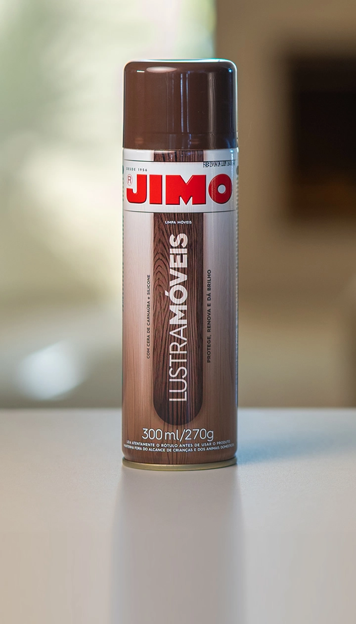 JIMO Lustra Móveis limpa e realça móveis de madeira. contém em sua fórmula cera de carnaúba e silicone, sendo ideal para madeiras novas e antigas. além desta renovação, ele também uma fragrância sofisticada inspirada na natureza, uma mistura de teca, cedro, canela, cardamomo e frutas frescas