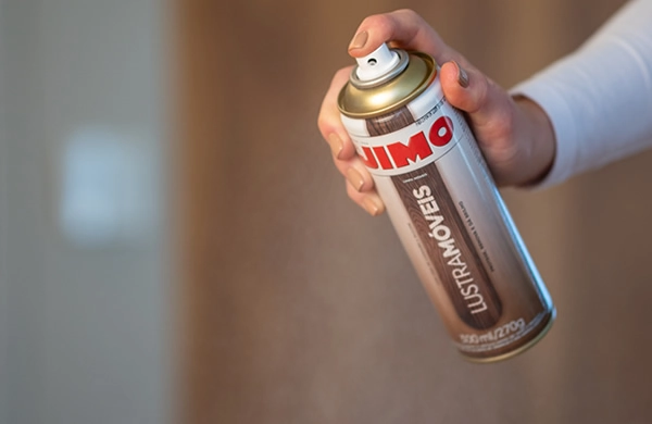 JIMO Lustra Móveis limpa e realça móveis de madeira. contém em sua fórmula cera de carnaúba e silicone, sendo ideal para madeiras novas e antigas. além desta renovação, ele também uma fragrância sofisticada inspirada na natureza, uma mistura de teca, cedro, canela, cardamomo e frutas frescas