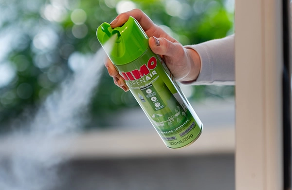 JIMO Open Air Aerossol. Repelente para proteger áreas externas como sacadas, varandas e piscinas. sua fórmula inovadora oferece proteção eficaz contra mosquitos da dengue, zika e chikungunya, com duração de até 12 horas. não deixa cheiro e garante uma proteção longa.