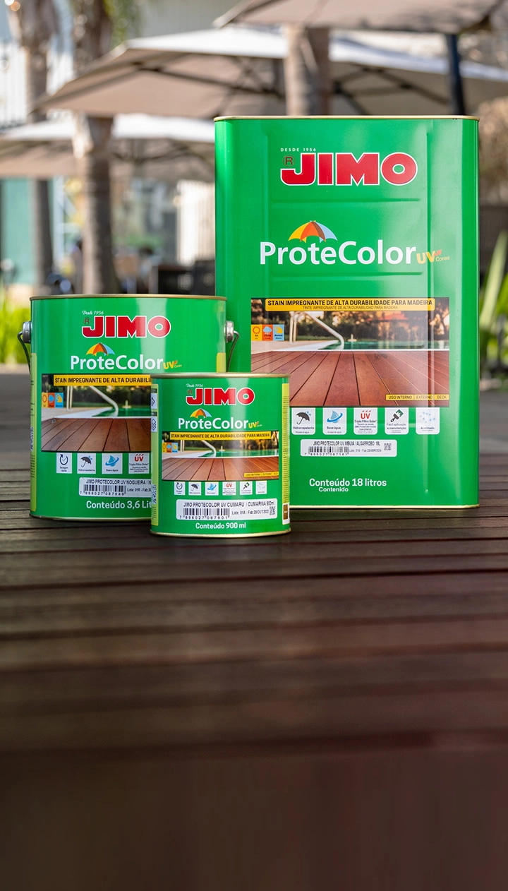 JIMO Protecolor UV. Acabamento acetinado de alta durabilidade indicado para proteger e embelezar superfícies de madeiras em ambientes internos e externos, como decks, portas, janelas, pérgolas, portões, esquadrias, lambris, forros, casas pré-fabricadas, móveis, móveis de jardim, madeiras decorativas em geral