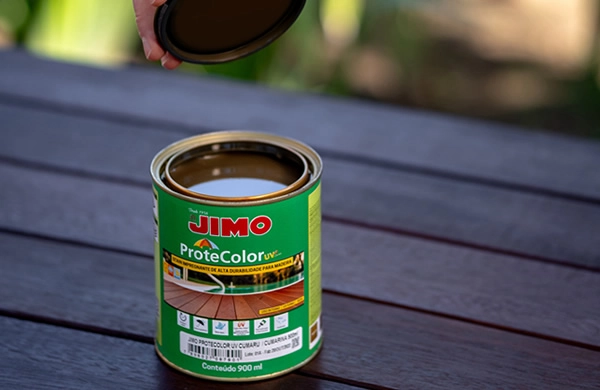 JIMO Protecolor UV. Acabamento acetinado de alta durabilidade indicado para proteger e embelezar superfícies de madeiras em ambientes internos e externos, como decks, portas, janelas, pérgolas, portões, esquadrias, lambris, forros, casas pré-fabricadas, móveis, móveis de jardim, madeiras decorativas em geral