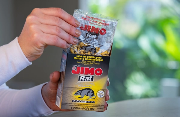 JIMO Rat é um raticida granulado com ação anticoagulante, eficaz contra ratos e camundongos. as iscas devem ser colocadas em tocas e locais onde os roedores vivem e transitam. com fórmula potente, o produto é seguro e eficaz, proporcionando proteção contra infestações.