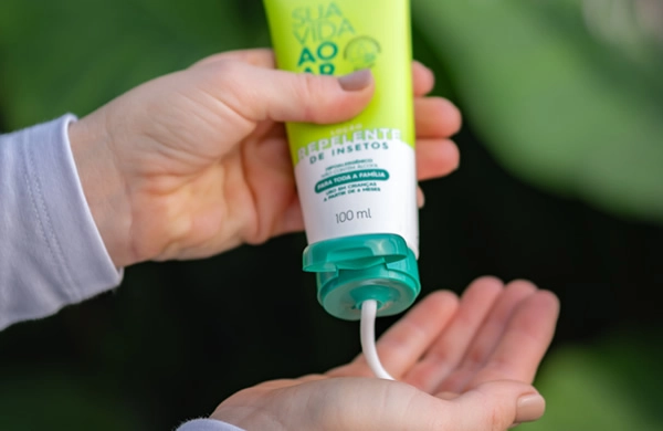 JIMO Repel é uma loção cremosa repelente de insetos, eficaz contra mosquitos transmissores de doenças como febre amarela, dengue, chikungunya e zika. formulado para minimizar alergias, oferece proteção por até 150 minutos. não contém deet.
