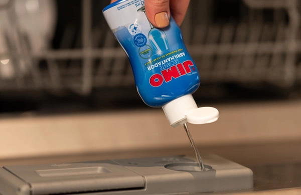 JIMO Secante Abrilhantador melhora a secagem das louças na máquina, evitando manchas e proporcionando um brilho intenso. ideal para manter suas louças com aparência impecável após a lavagem.
