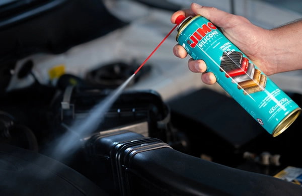 JIMO Silicone Aerossol é um produto versátil que protege, lubrifica e desmolda. destaca a cor e melhora a aparência de várias superfícies. disponível nas versões natural, marine e cheiro de carro novo.