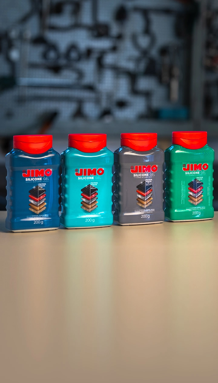 JIMO Silicone Gel. Um produto que protege, conserva e revitaliza borrachas, plásticos, vinis, madeiras e outras superfícies. com sua aplicação simples, renova a cor e garante brilho duradouro, seja em painéis, pneus ou até mesmo móveis e esquadrias. disponível em diversas versões e apresentações.