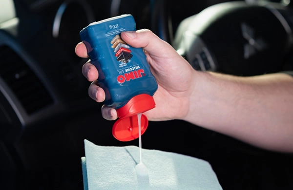 JIMO Silicone Gel. Um produto que protege, conserva e revitaliza borrachas, plásticos, vinis, madeiras e outras superfícies. com sua aplicação simples, renova a cor e garante brilho duradouro, seja em painéis, pneus ou até mesmo móveis e esquadrias. disponível em diversas versões e apresentações.