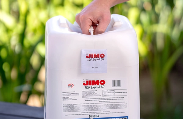 JIMO TBF Export 64 é um produto específico para o tratamento de madeiras recém-serradas, eficaz contra fungos que causam manchas e deterioram os substratos ligno-celulósicos. indicado para madeiras susceptíveis a ataques em condições quentes e úmidas.