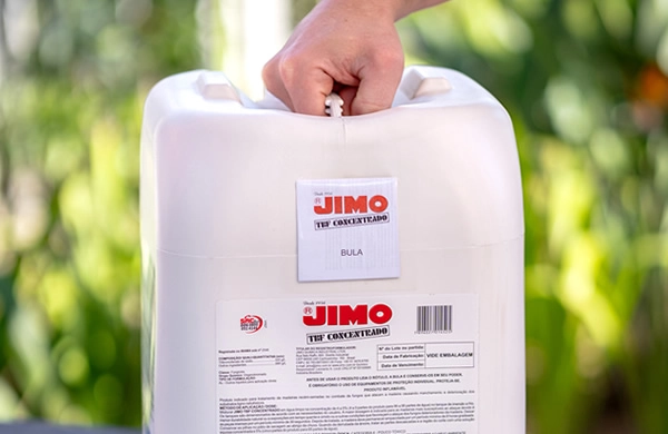 JIMO TBF Export é um produto específico para o tratamento de madeiras recém-serradas, eficaz contra fungos que causam manchas e deterioram os substratos ligno-celulósicos. indicado para madeiras susceptíveis a ataques em condições quentes e úmidas.
