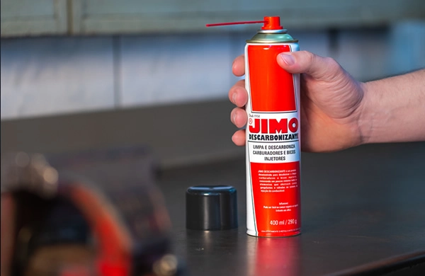 JIMO Descarbonizante Aerossol. Desenvolvido para desobstruir e limpar carburadores e bicos injetores, removendo rapidamente todos os elementos que obstruem canais, gargulantes e válvulas no sistema de injeção de combustível. ideal para restaurar o desempenho do motor e garantir um funcionamento suave e eficiente.