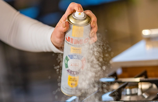 JIMO Desengordurante Aerossol. Detergente concentrado que facilita a limpeza de superfícies engorduradas e não contém soda cáustica. seu princípio ativo age dissolvendo a sujeira e garantindo a limpeza de forma prática.
