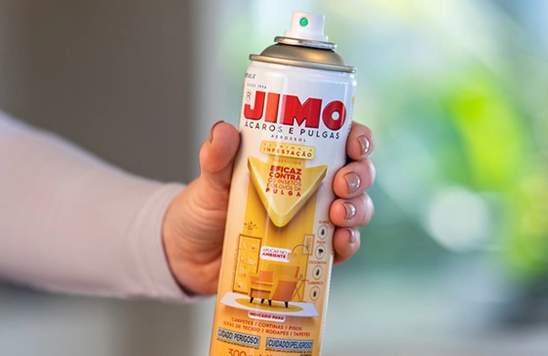 JIMO Ácaros e Pulgas. Desenvolvido para controlar ácaros, pulgas e carrapatos. aplique em áreas de maior infestação como tapetes, carpetes, sofás, cortinas, e frestas de pisos. ele elimina ácaros, controla pulgas e carrapatos na fase adulta, e pulgas (ovos, larvas e ninfas).