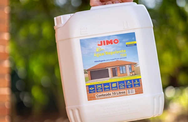 O JIMO Água-Repelente é um hidrofugante à base de água, pronto para o uso, desenvolvido para proteger superfícies porosas. ele possui micropartículas que penetram, reagem e aderem fortemente ao substrato, formando uma barreira química que repele e reduz a absorção de água.