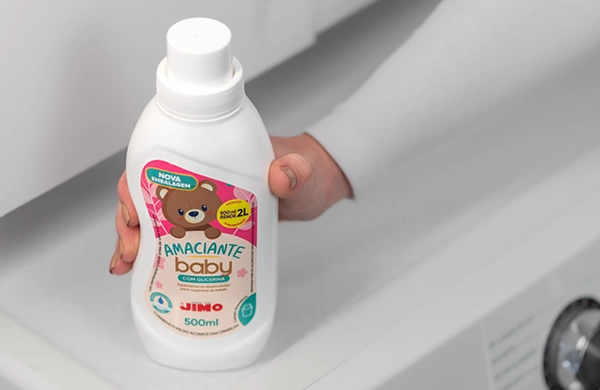 JIMO Amaciante Baby. Para proporcionar mais delicadeza e maciez às roupinhas dos bebês, o JIMO baby conta com uma fórmula hipoalergênica e dermatologicamente testada, com uma fragrância suave, que é menos agressiva para as fibras dos tecidos, oferecendo mais aconchego para os bebês.