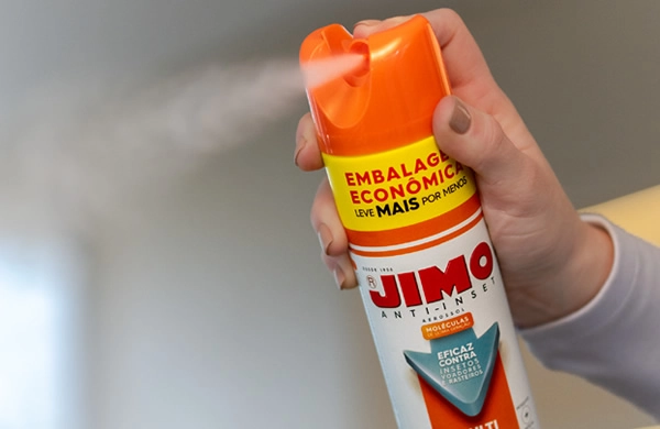 JIMO Anti-Inset Aerossol. Um Multi-Inseticida à base de água, eficaz contra mosquitos, moscas, baratas e formigas domésticas. com sua fórmula avançada, combate o mosquito da dengue, pernilongos resistentes e outros insetos.