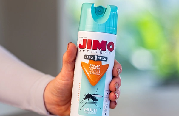 O JIMO Jato Seco é um multi-inseticida eficaz contra moscas, mosquitos, baratas e formigas domésticas, incluindo as formigas fantasma (tapinoma melanochepalum). sua fórmula avançada com moléculas de última geração combate o mosquito da dengue, zika e chikungunya, além dos pernilongos.
