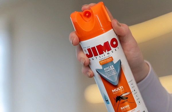 JIMO Anti-Inset Aerossol. Um Multi-Inseticida à base de água, eficaz contra mosquitos, moscas, baratas e formigas domésticas. com sua fórmula avançada, combate o mosquito da dengue, pernilongos resistentes e outros insetos.
