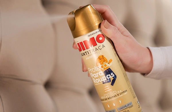 JIMO Antitraça Aerossol. Um inseticida desenvolvido para eliminar traças que atacam roupas e livros. o produto tem ação fulminante no extermínio de traças.